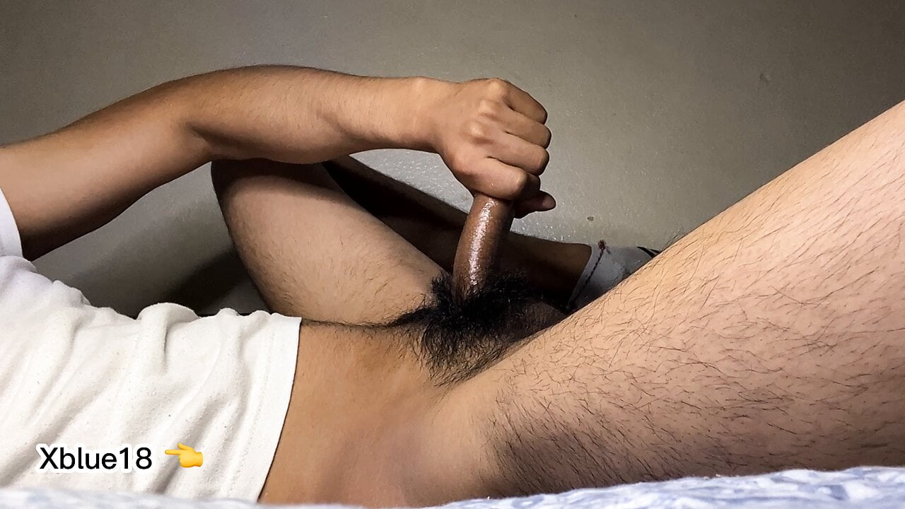 Twink masturbates very richly in his room to thank the million views in his porn videos