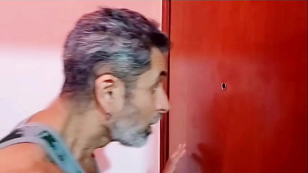 Tarado Espia Rola Pela Porta e Eu Dou o Que Ele Merece e Gozo No Cu Dele – Parte 2 (COMPLETO NO XV RED E SHEER)