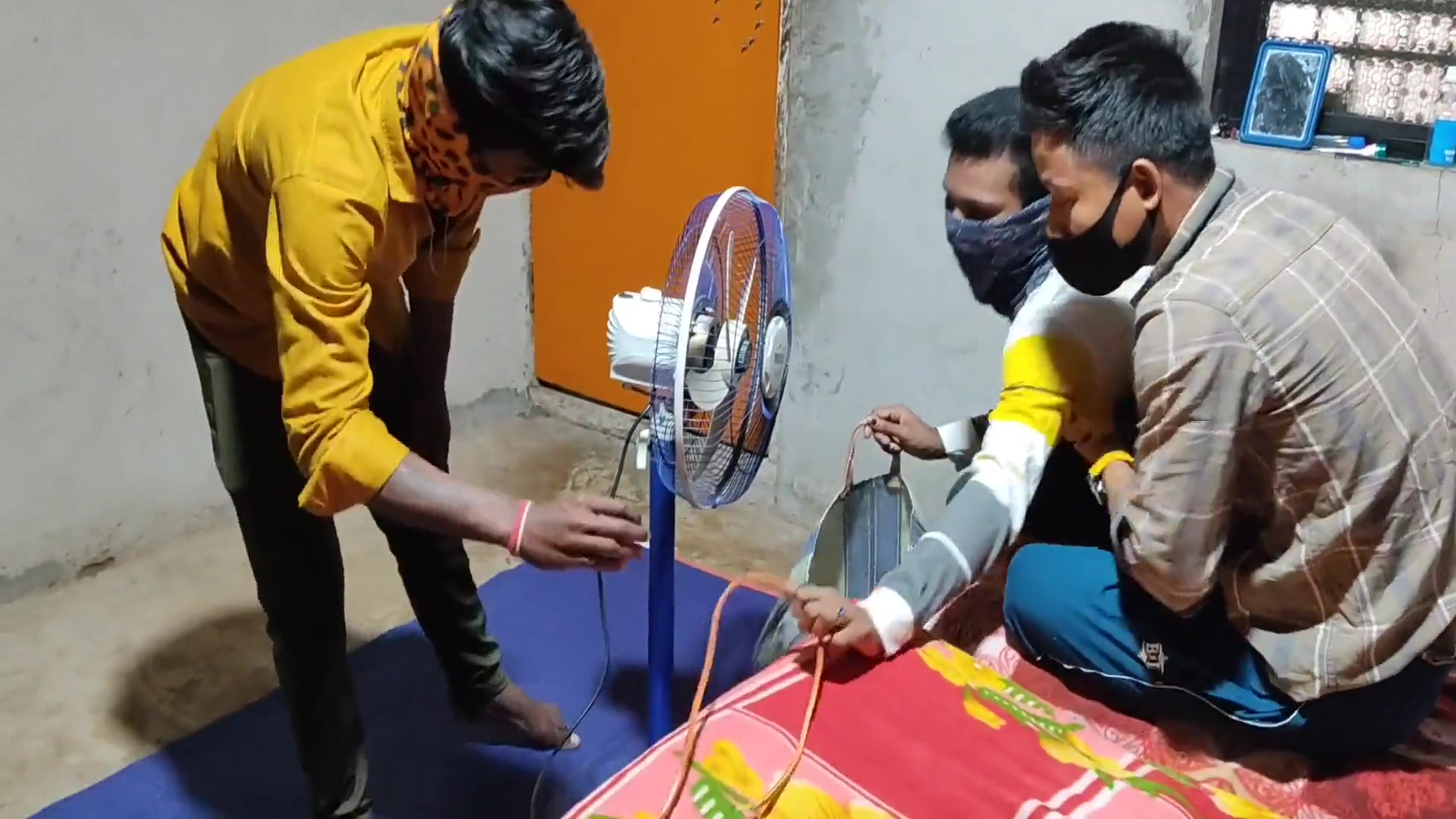 A Unique Sexy Story Of A Fun Mechanic And A Fan Repairmaster – Indian Gay – Hindi Movies R With Gay Boy And The Mechanic